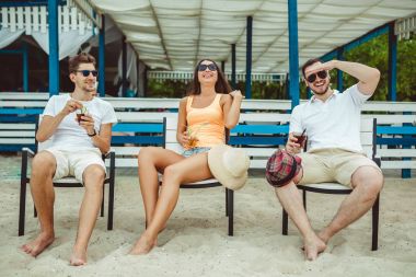 Gençler zevk yaz tatil plaj barda içki güneşlenme