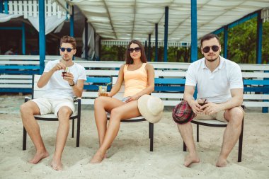 Gençler zevk yaz tatil plaj barda içki güneşlenme