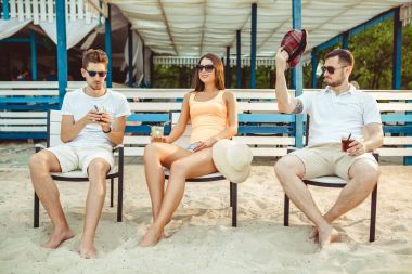 Gençler zevk yaz tatil plaj barda içki güneşlenme