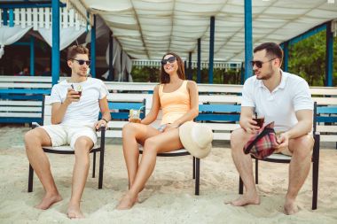 Gençler zevk yaz tatil plaj barda içki güneşlenme