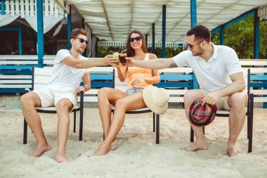 Gençler zevk yaz tatil plaj barda içki güneşlenme