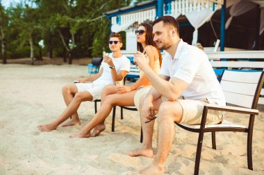 Gençler zevk yaz tatil plaj barda içki güneşlenme