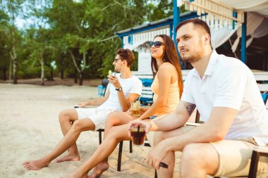 Gençler zevk yaz tatil plaj barda içki güneşlenme