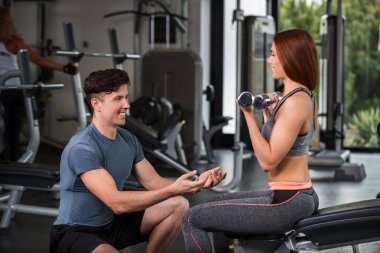 mutlu cutie atletik kız, salak-bells ile egzersiz yürütmek