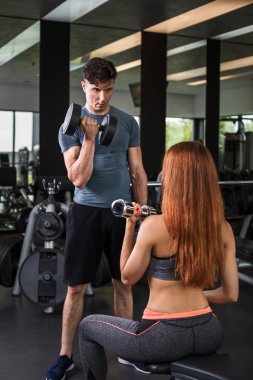 mutlu cutie atletik kız, salak-bells ile egzersiz yürütmek