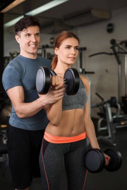 mutlu cutie atletik kız, spor salonunda egzersiz yürütmek