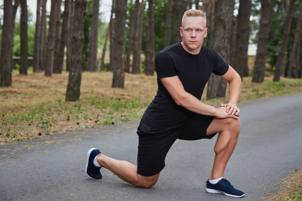 Joven atleta corriendo en el bosque — Foto de Stock