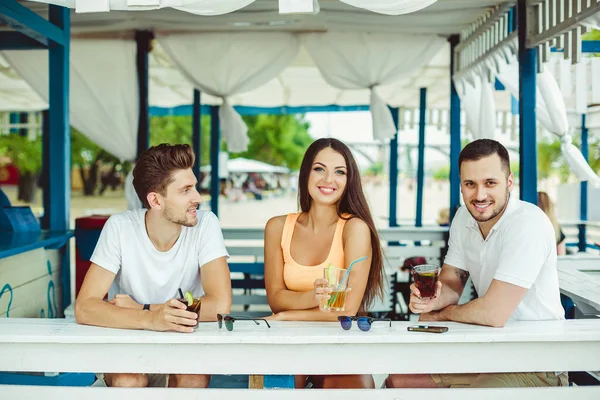 Yaz tatili bir barda kızartma arkadaş sahilde Teras