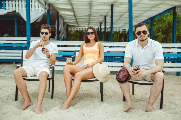 Gençler zevk yaz tatil plaj barda içki güneşlenme