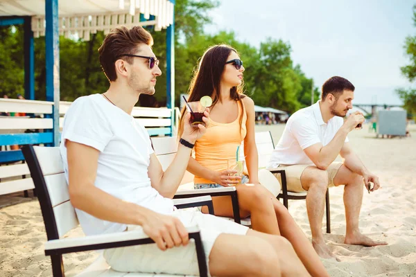 Gençler zevk yaz tatil plaj barda içki güneşlenme