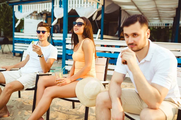 Les jeunes profitent des vacances d'été bronzer boire au bar de la plage — Photo