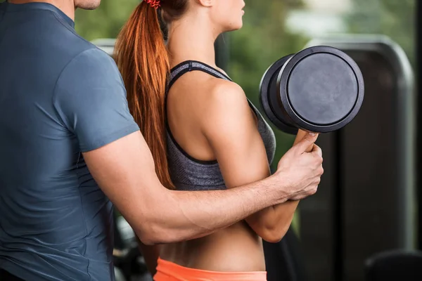 Felice cutie ragazza atletica, eseguire esercizio in palestra — Foto Stock