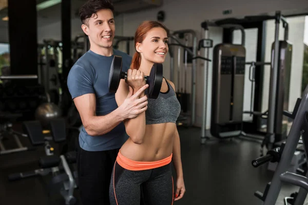 Felice cutie ragazza atletica, eseguire esercizio in palestra — Foto Stock