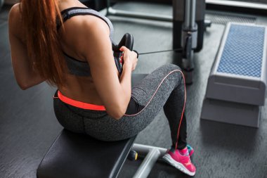 Simülatör egzersizleri yapıyor kadın fotoğrafı