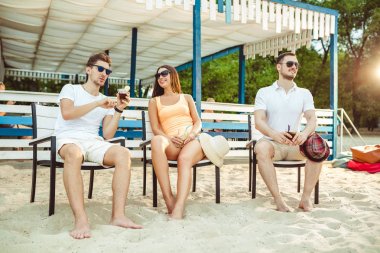Gençler zevk yaz tatil plaj barda içki güneşlenme
