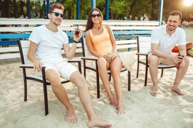 Gençler zevk yaz tatil plaj barda içki güneşlenme