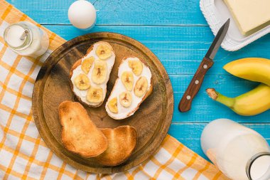 Tost ekmeği tereyağı ve muz Üstten Görünüm