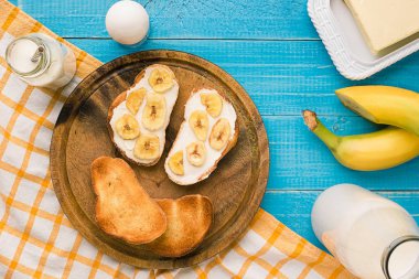 Tost ekmeği tereyağı ve muz Üstten Görünüm