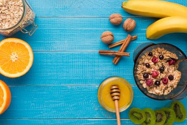 Yulaf ezmesi, meyve, bal, meyve ve fındık ile kahvaltı. Metin için yer.