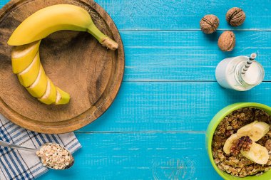 tabak meyve ve süt rustik ahşap arka plan üzerinde ile ev yapımı yulaf ezmesi ile sağlıklı kahvaltı.