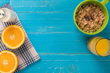 Yulaf ezmesi kahvaltı portakal suyu ile