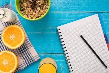 Yulaf ezmesi kahvaltı portakal suyu ile