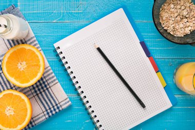 Yulaf ezmesi kahvaltı portakal suyu ile