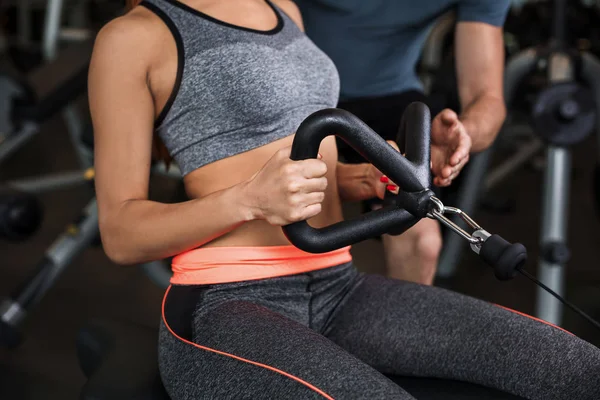 Felice cutie ragazza atletica, eseguire esercizio in palestra — Foto Stock