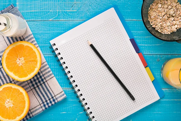 Yulaf ezmesi kahvaltı portakal suyu ile