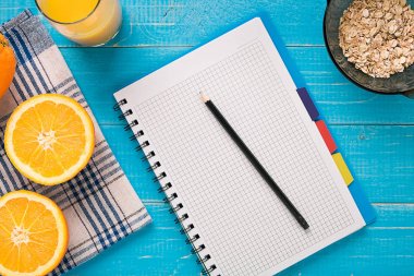 Yulaf ezmesi kahvaltı portakal suyu ile