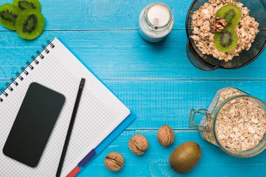 tabak meyve ve süt rustik ahşap arka plan üzerinde ile ev yapımı yulaf ezmesi ile sağlıklı kahvaltı.