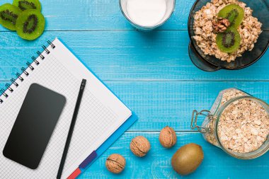 tabak meyve ve süt rustik ahşap arka plan üzerinde ile ev yapımı yulaf ezmesi ile sağlıklı kahvaltı.