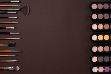 Makyaj için göz farı fırçası, yukarıdan görüntüleyin. Kahverengi bir arka plan üzerinde