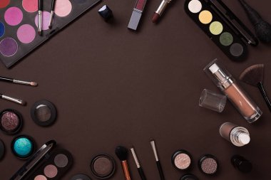 Bayan kozmetik kahverengi bir arka plan üzerinde modern kadın ayarla..