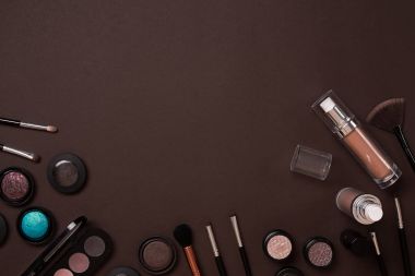 Bayan kozmetik kahverengi bir arka plan üzerinde modern kadın ayarla..
