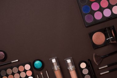 Bayan kozmetik kahverengi bir arka plan üzerinde modern kadın ayarla..