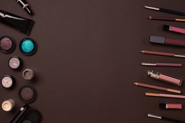 Gerekli kadar olun. Fırçalar, kremler ve gölgeler kavanoz koyu arka plan üzerinde profesyonel makyaj seti.