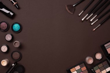 Bayan kozmetik kahverengi bir arka plan üzerinde modern kadın ayarla..