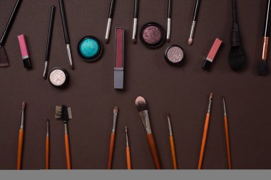 Bayan kozmetik kahverengi bir arka plan üzerinde modern kadın ayarla..