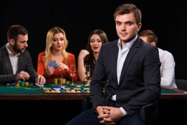 Masada poker oynamaya gençler. Casino