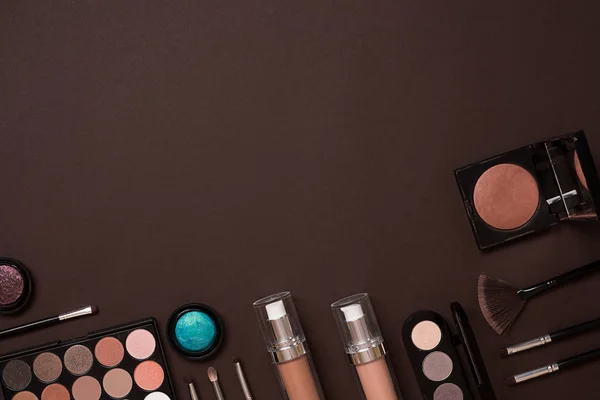 Womens kosmetika inställd på brun bakgrund, moderna kvinnan. — Stockfoto