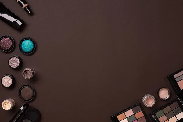 Olika kosmetika på brun bakgrund — Stockfoto