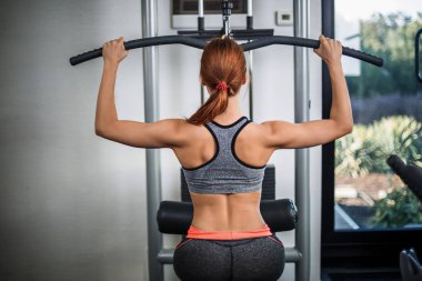 Simülatör egzersizleri yapıyor kadın fotoğrafı