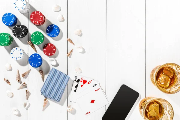 Пост блога в социальных сетях. Макет шаблона баннера для онлайн казино. Деревянный белый стол, вид сверху на рабочее место . — стоковое фото