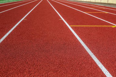 Spor alanında kırmızı koşu bandı.
