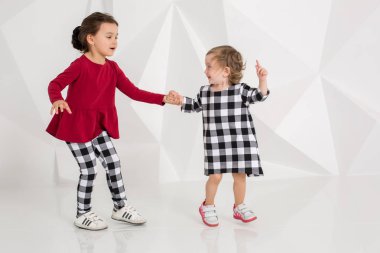 Çocuk sisters birlikte beyaz arka plan üzerinde çal