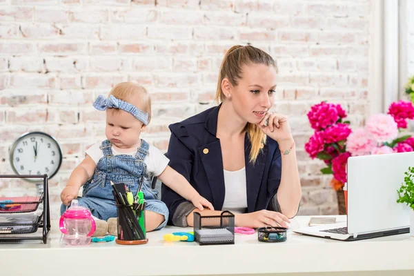 Mulher de negócios mãe mulher com uma filha trabalhando no laptop — Fotografia de Stock