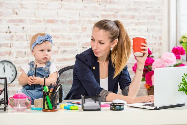 İş kadını anne kadın laptop çalışma kızı olan
