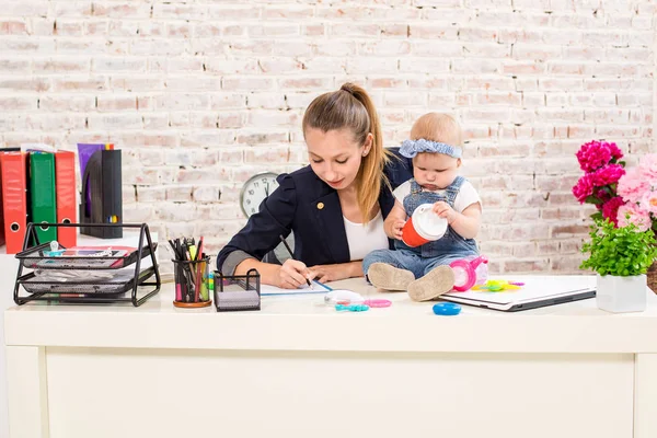 ママと実業家でラップトップ コンピューターを自宅での作業と彼女の女の赤ちゃんと遊ぶ. — ストック写真