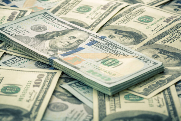 Много стодолларовых купюр крупным планом
